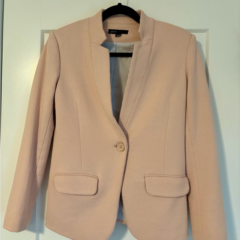 Gibson Blush Blazer with Fitted Silhouette
